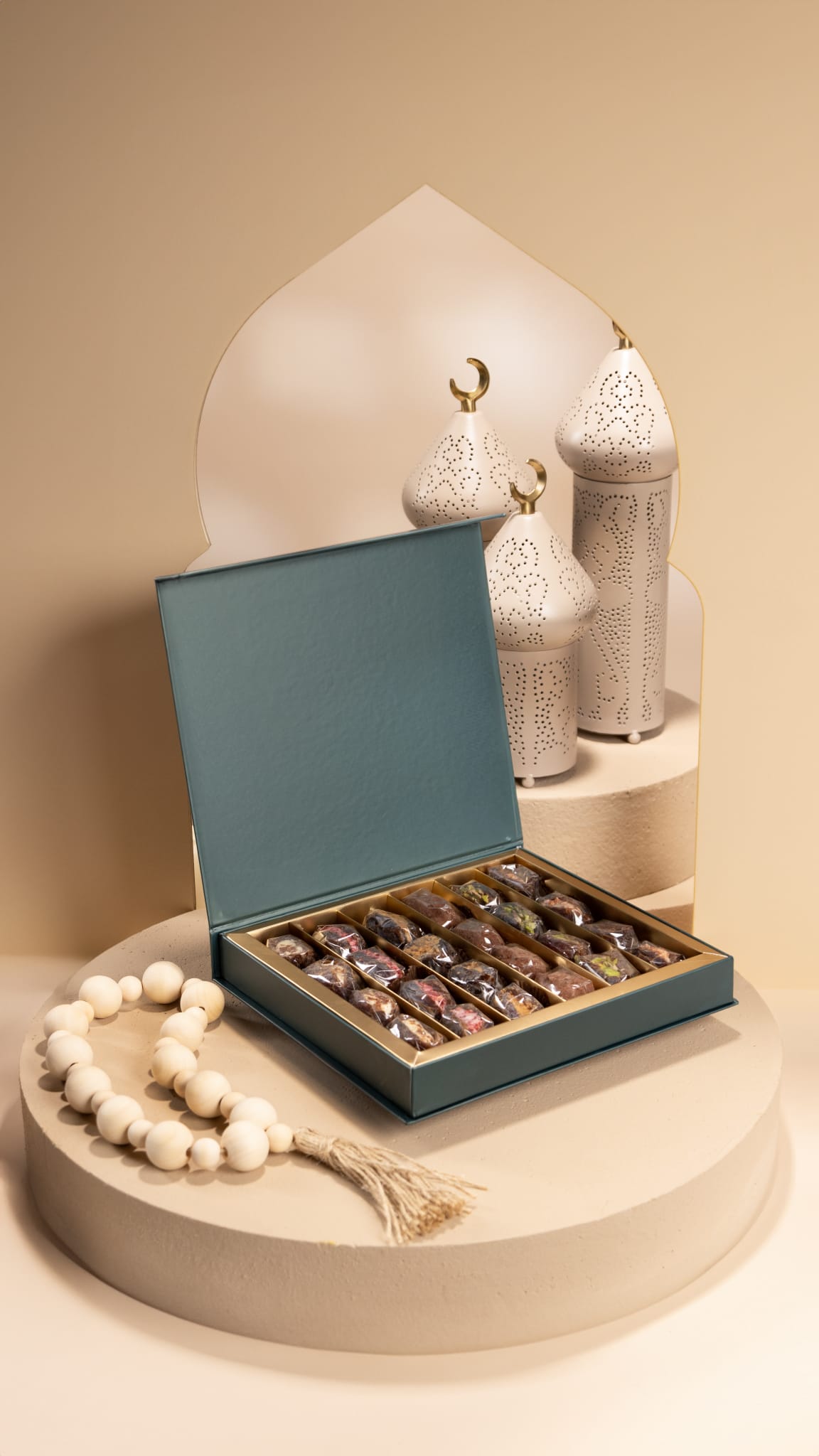 Ominya Delicacy Exquisite Medjool Dates Collection: Elegance in Every Bite – A Special Gift - 24 PCS