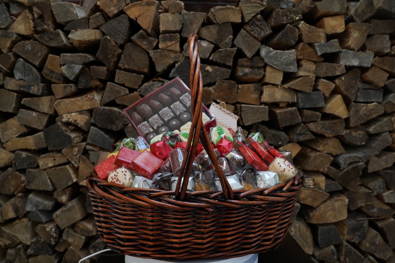 Christmas Chocolate Gift Basket β Premium Assorted Gourmet Chocolates & Holiday Sweets for Festive Gifting and Celebrations